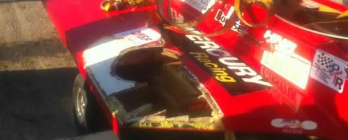 Ett par bilder på  Bartek Marszałek & Shaun Torrentes båt efter crashen i första böjen