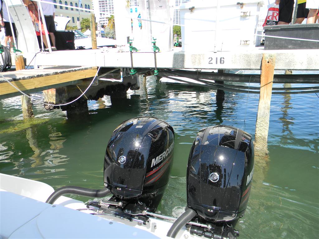 Provkörning av  2 X Mercury 150 utbordare Miami Beach, Florida